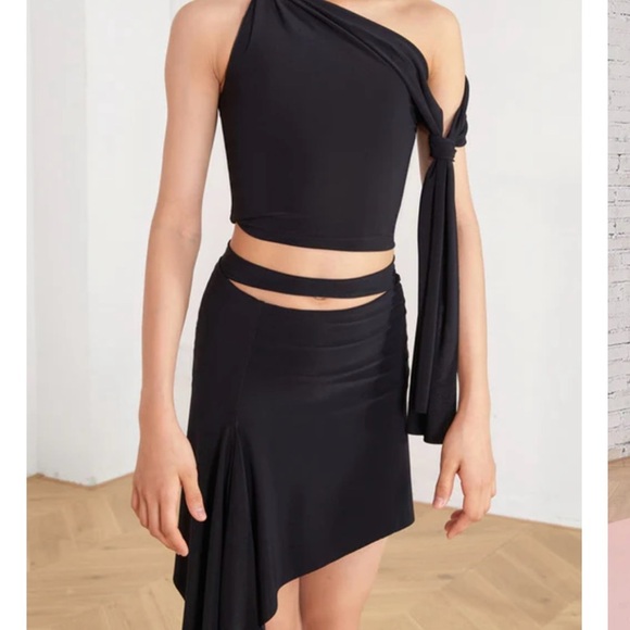 Chic Black One-Shoulder Top - Picture 4 of 4